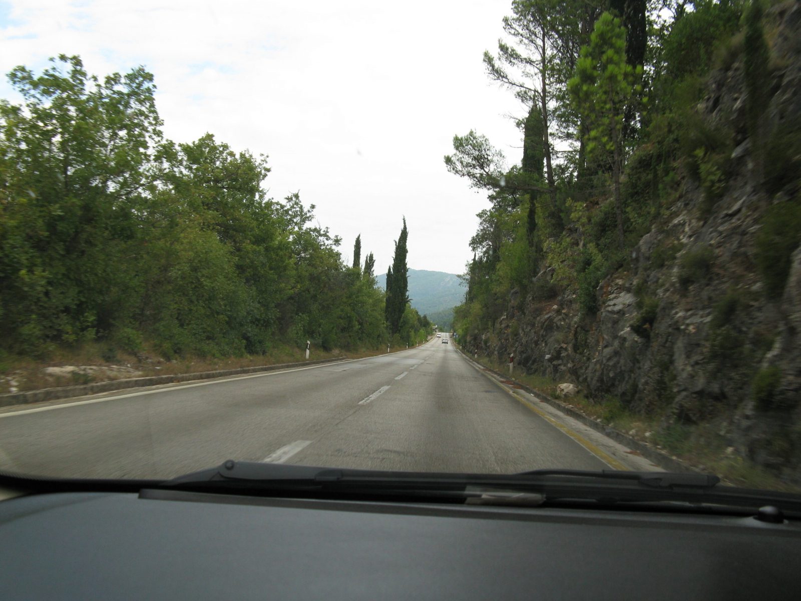Nach der Landung in Dubrovnik gehts mit dem Auto weiter Richtung Süden zur Grenze nach Montenegro