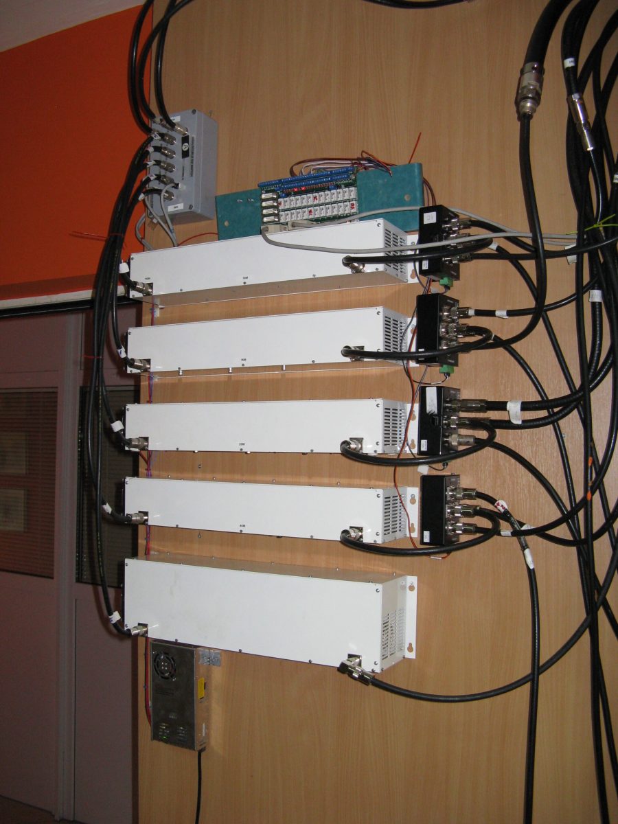 Antennenverteilung und Filter-Stack von 80m-10m (von unten nach oben)