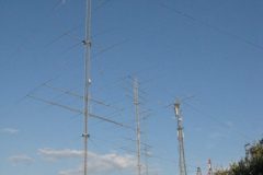Gesamtansicht der Antennenanlage - (v.l.n.r): Tower 1-3 (komplett drehbar), Tower mit 80m Yagi. Nicht zu sehen: GP für 160m